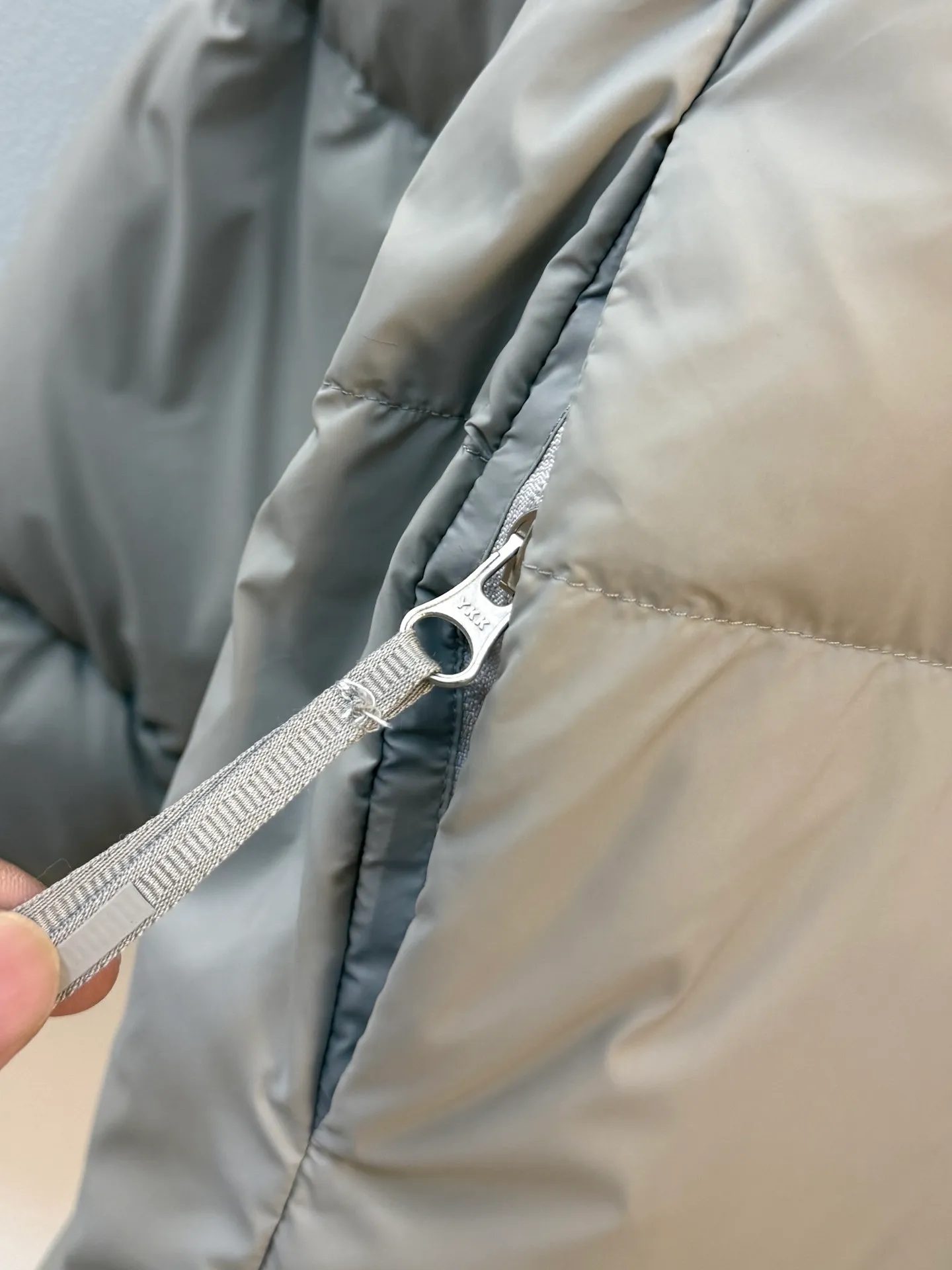 P1100 Top-quality original Canada Goose new model for autumn and winter. It is warm and has no sense of restraint. It is made of national standard 90 white duck down. It is light and elegant, giving you all-round warmth! The appearance of the upper body is more classy and stylish, allowing warmth and grace to go hand in hand. The multiple car lines on the center line are strict and symmetrical, keeping warm and waiting. The logo on the chest embellishes the whole piece! The unique taste goes deep into the bone marrow. It is age-reducing and full of warmth. It has a simple and elegant look and has the same color for men and women. Black Gray Size: XS-S M L